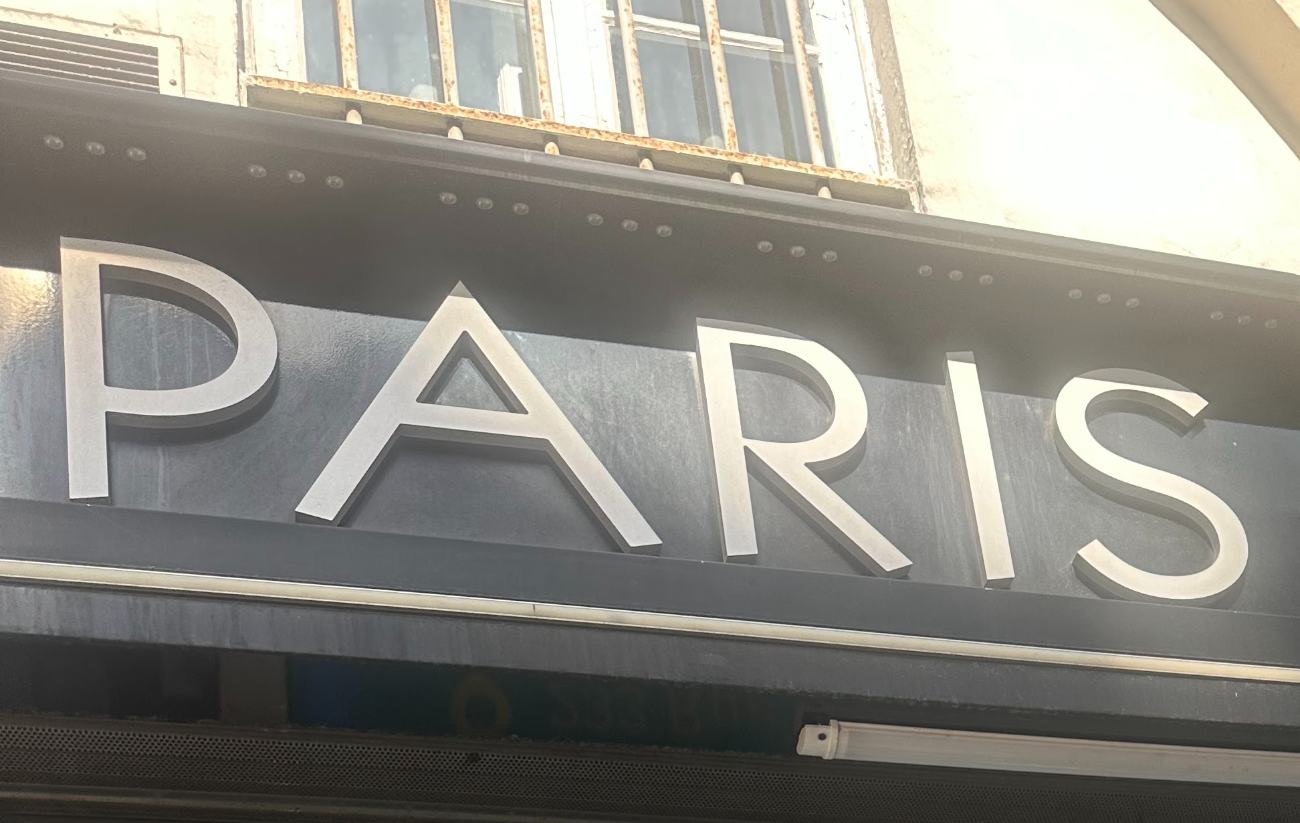 Les lettres en relief de l'enseigne, sur la façade
