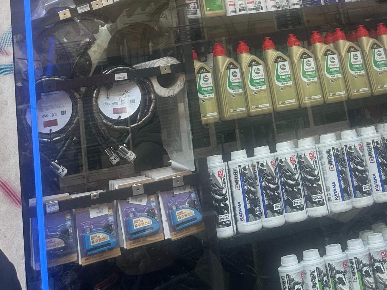 La vitrine: bidons d'huile moteur et antivols